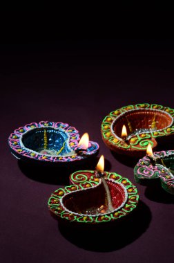 Diwali kutlaması sırasında renkli kil Diya (Fener) lambaları yandı. Selamlar Kart Tasarımı Hint Hindu Işık Festivali Diwali.