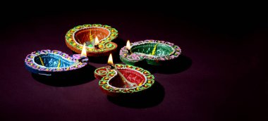 Diwali kutlaması sırasında renkli kil Diya (Fener) lambaları yandı. Selamlar Kart Tasarımı Hint Hindu Işık Festivali Diwali.