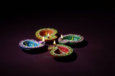 Diwali kutlaması sırasında renkli kil Diya (Fener) lambaları yandı. Selamlar Kart Tasarımı Hint Hindu Işık Festivali Diwali.