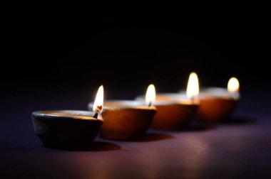 Diwali kutlaması sırasında renkli kil Diya (Fener) lambaları yandı. Selamlar Kart Tasarımı Hint Hindu Işık Festivali Diwali.