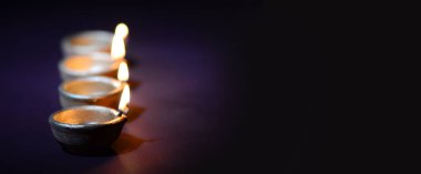 Diwali kutlaması sırasında renkli kil Diya (Fener) lambaları yandı. Selamlar Kart Tasarımı Hint Hindu Işık Festivali Diwali.