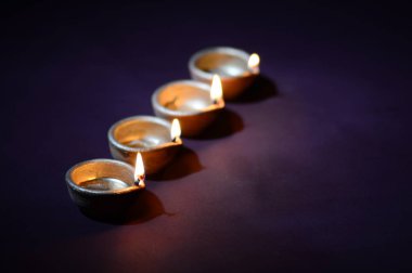 Diwali kutlaması sırasında renkli kil Diya (Fener) lambaları yandı. Selamlar Kart Tasarımı Hint Hindu Işık Festivali Diwali.