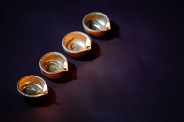 Diwali kutlaması sırasında renkli kil Diya (Fener) lambaları yandı. Selamlar Kart Tasarımı Hint Hindu Işık Festivali Diwali.
