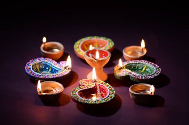 Diwali kutlaması sırasında renkli kil Diya (Fener) lambaları yandı. Selamlar Kart Tasarımı Hint Hindu Işık Festivali Diwali.