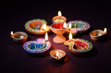 Diwali kutlaması sırasında renkli kil Diya (Fener) lambaları yandı. Selamlar Kart Tasarımı Hint Hindu Işık Festivali Diwali.