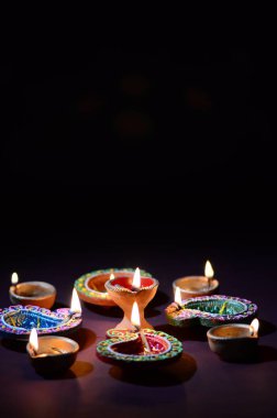 Diwali kutlaması sırasında renkli kil Diya (Fener) lambaları yandı. Selamlar Kart Tasarımı Hint Hindu Işık Festivali Diwali.