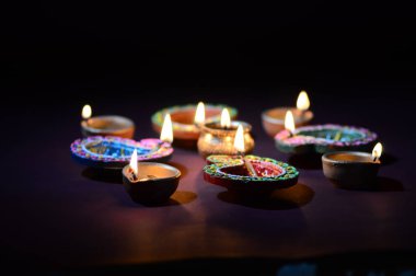 Diwali kutlaması sırasında renkli kil Diya (Fener) lambaları yandı. Selamlar Kart Tasarımı Hint Hindu Işık Festivali Diwali.