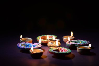 Diwali kutlaması sırasında renkli kil Diya (Fener) lambaları yandı. Selamlar Kart Tasarımı Hint Hindu Işık Festivali Diwali.