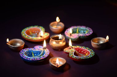 Diwali kutlaması sırasında renkli kil Diya (Fener) lambaları yandı. Selamlar Kart Tasarımı Hint Hindu Işık Festivali Diwali.