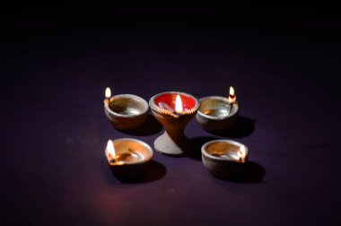 Diwali kutlaması sırasında renkli kil Diya (Fener) lambaları yandı. Selamlar Kart Tasarımı Hint Hindu Işık Festivali Diwali.