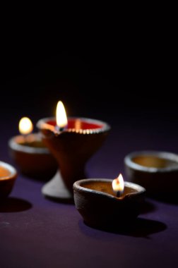 Diwali kutlaması sırasında renkli kil Diya (Fener) lambaları yandı. Selamlar Kart Tasarımı Hint Hindu Işık Festivali Diwali.