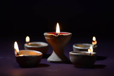 Diwali kutlaması sırasında renkli kil Diya (Fener) lambaları yandı. Selamlar Kart Tasarımı Hint Hindu Işık Festivali Diwali.