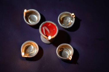 Diwali kutlaması sırasında renkli kil Diya (Fener) lambaları yandı. Selamlar Kart Tasarımı Hint Hindu Işık Festivali Diwali.