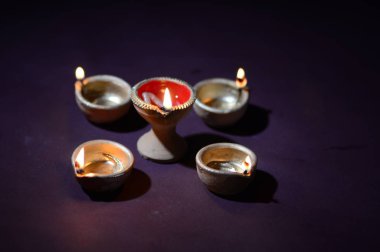 Diwali kutlaması sırasında renkli kil Diya (Fener) lambaları yandı. Selamlar Kart Tasarımı Hint Hindu Işık Festivali Diwali.