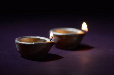 Diwali kutlaması sırasında renkli kil Diya (Fener) lambaları yandı. Selamlar Kart Tasarımı Hint Hindu Işık Festivali Diwali.