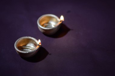 Diwali kutlaması sırasında renkli kil Diya (Fener) lambaları yandı. Selamlar Kart Tasarımı Hint Hindu Işık Festivali Diwali.