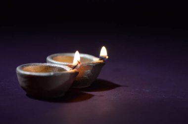 Diwali kutlaması sırasında renkli kil Diya (Fener) lambaları yandı. Selamlar Kart Tasarımı Hint Hindu Işık Festivali Diwali.