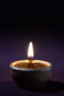 Diwali kutlaması sırasında renkli kil Diya (Fener) lambaları yandı. Selamlar Kart Tasarımı Hint Hindu Işık Festivali Diwali.