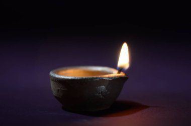 Diwali kutlaması sırasında renkli kil Diya (Fener) lambaları yandı. Selamlar Kart Tasarımı Hint Hindu Işık Festivali Diwali.