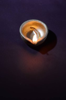 Diwali kutlaması sırasında renkli kil Diya (Fener) lambaları yandı. Selamlar Kart Tasarımı Hint Hindu Işık Festivali Diwali.