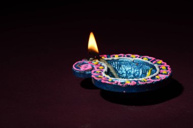 Diwali kutlaması sırasında renkli kil Diya (Fener) lambaları yandı. Selamlar Kart Tasarımı Hint Hindu Işık Festivali Diwali.