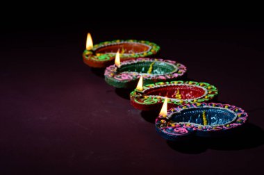 Diwali kutlaması sırasında renkli kil Diya (Fener) lambaları yandı. Selamlar Kart Tasarımı Hint Hindu Işık Festivali Diwali.