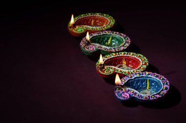 Diwali kutlaması sırasında renkli kil Diya (Fener) lambaları yandı. Selamlar Kart Tasarımı Hint Hindu Işık Festivali Diwali.