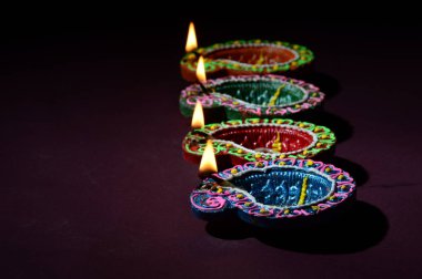 Diwali kutlaması sırasında renkli kil Diya (Fener) lambaları yandı. Selamlar Kart Tasarımı Hint Hindu Işık Festivali Diwali.