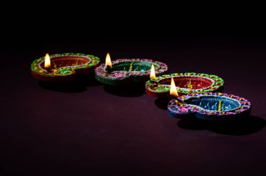 Diwali kutlaması sırasında renkli kil Diya (Fener) lambaları yandı. Selamlar Kart Tasarımı Hint Hindu Işık Festivali Diwali.