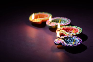 Diwali kutlaması sırasında renkli kil Diya (Fener) lambaları yandı. Selamlar Kart Tasarımı Hint Hindu Işık Festivali Diwali.