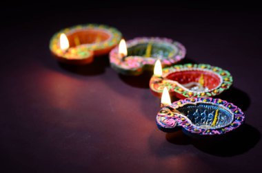 Diwali kutlaması sırasında renkli kil Diya (Fener) lambaları yandı. Selamlar Kart Tasarımı Hint Hindu Işık Festivali Diwali.