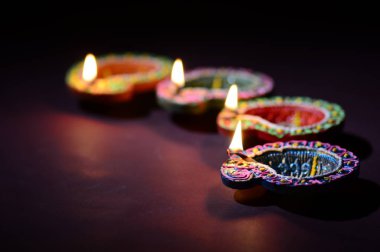 Diwali kutlaması sırasında renkli kil Diya (Fener) lambaları yandı. Selamlar Kart Tasarımı Hint Hindu Işık Festivali Diwali.