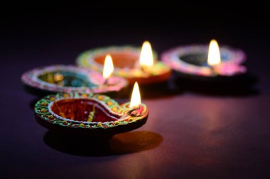 Diwali kutlaması sırasında renkli kil Diya (Fener) lambaları yandı. Selamlar Kart Tasarımı Hint Hindu Işık Festivali Diwali.