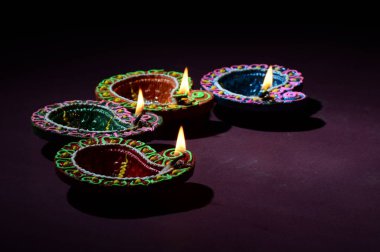 Diwali kutlaması sırasında renkli kil Diya (Fener) lambaları yandı. Selamlar Kart Tasarımı Hint Hindu Işık Festivali Diwali.