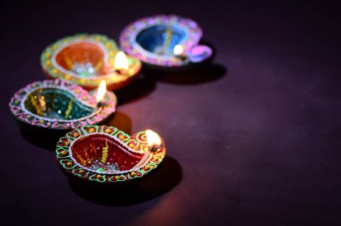 Diwali kutlaması sırasında renkli kil Diya (Fener) lambaları yandı. Selamlar Kart Tasarımı Hint Hindu Işık Festivali Diwali.