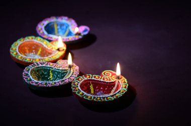 Diwali kutlaması sırasında renkli kil Diya (Fener) lambaları yandı. Selamlar Kart Tasarımı Hint Hindu Işık Festivali Diwali.