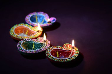 Diwali kutlaması sırasında renkli kil Diya (Fener) lambaları yandı. Selamlar Kart Tasarımı Hint Hindu Işık Festivali Diwali.