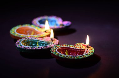 Diwali kutlaması sırasında renkli kil Diya (Fener) lambaları yandı. Selamlar Kart Tasarımı Hint Hindu Işık Festivali Diwali.