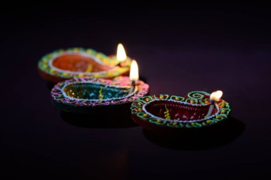 Diwali kutlaması sırasında renkli kil Diya (Fener) lambaları yandı. Selamlar Kart Tasarımı Hint Hindu Işık Festivali Diwali.