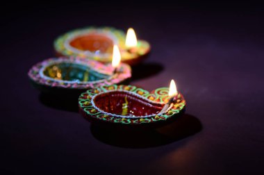 Diwali kutlaması sırasında renkli kil Diya (Fener) lambaları yandı. Selamlar Kart Tasarımı Hint Hindu Işık Festivali Diwali.