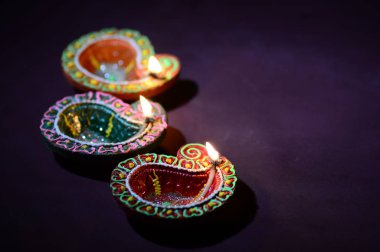 Diwali kutlaması sırasında renkli kil Diya (Fener) lambaları yandı. Selamlar Kart Tasarımı Hint Hindu Işık Festivali Diwali.