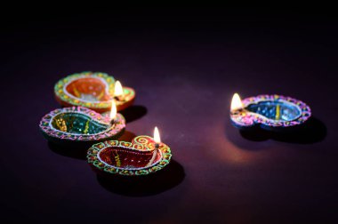 Diwali kutlaması sırasında renkli kil Diya (Fener) lambaları yandı. Selamlar Kart Tasarımı Hint Hindu Işık Festivali Diwali.