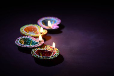 Diwali kutlaması sırasında renkli kil Diya (Fener) lambaları yandı. Selamlar Kart Tasarımı Hint Hindu Işık Festivali Diwali.