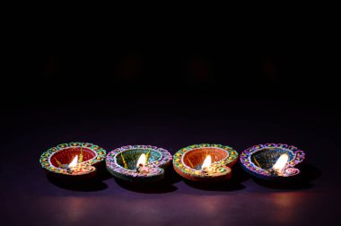 Diwali kutlaması sırasında renkli kil Diya (Fener) lambaları yandı. Selamlar Kart Tasarımı Hint Hindu Işık Festivali Diwali.