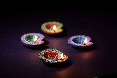 Diwali kutlaması sırasında renkli kil Diya (Fener) lambaları yandı. Selamlar Kart Tasarımı Hint Hindu Işık Festivali Diwali.