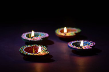 Diwali kutlaması sırasında renkli kil Diya (Fener) lambaları yandı. Selamlar Kart Tasarımı Hint Hindu Işık Festivali Diwali.