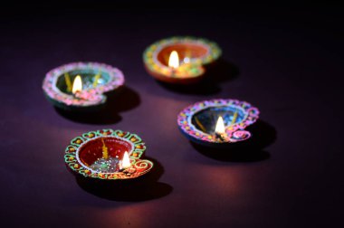 Diwali kutlaması sırasında renkli kil Diya (Fener) lambaları yandı. Selamlar Kart Tasarımı Hint Hindu Işık Festivali Diwali.