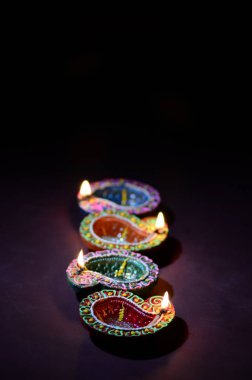 Diwali kutlaması sırasında renkli kil Diya (Fener) lambaları yandı. Selamlar Kart Tasarımı Hint Hindu Işık Festivali Diwali.