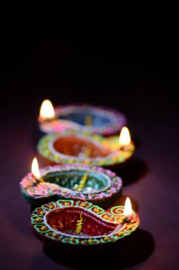 Diwali kutlaması sırasında renkli kil Diya (Fener) lambaları yandı. Selamlar Kart Tasarımı Hint Hindu Işık Festivali Diwali.