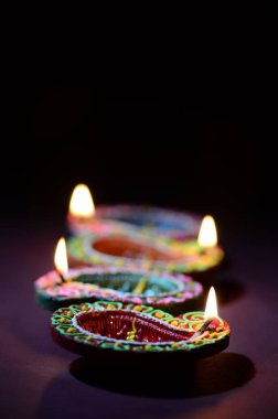 Diwali kutlaması sırasında renkli kil Diya (Fener) lambaları yandı. Selamlar Kart Tasarımı Hint Hindu Işık Festivali Diwali.